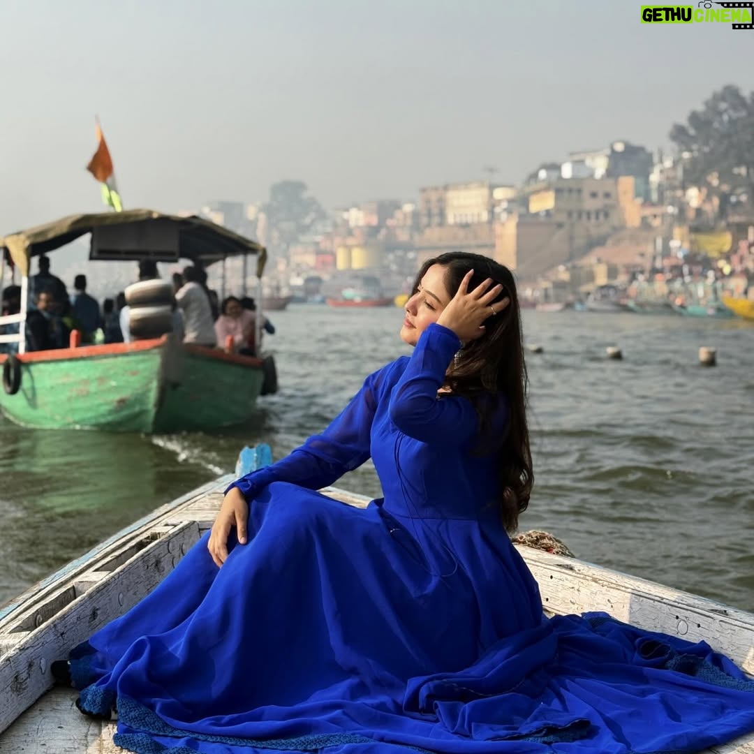 geetika bisht - 2.8K Likes - Yeh sheher dikhta kam, mehsoos zyada hota hai…🫶🏻
.
.
.
#banaras #varanasighats #fyp #explore #explorepage✨