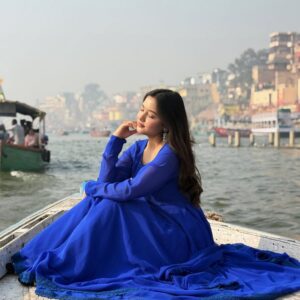 geetika bisht Instagram - Yeh sheher dikhta kam, mehsoos zyada hota hai…🫶🏻
.
.
.
#banaras #varanasighats #fyp #explore #explorepage✨