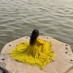 geetika bisht Instagram - Yeh sheher dikhta kam, mehsoos zyada hota hai…🫶🏻
.
.
.
#banaras #varanasighats #fyp #explore #explorepage✨