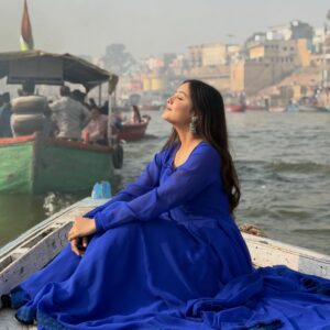 geetika bisht Instagram - Yeh sheher dikhta kam, mehsoos zyada hota hai…🫶🏻
.
.
.
#banaras #varanasighats #fyp #explore #explorepage✨