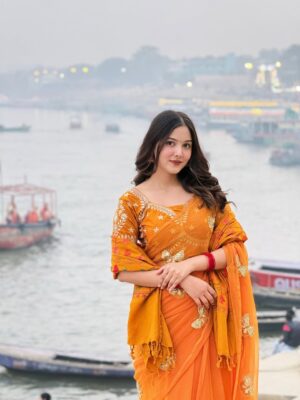 geetika bisht Instagram - Rasiya🧡