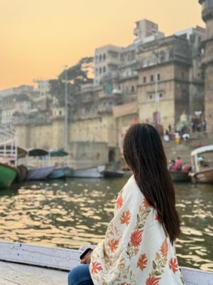 geetika bisht Instagram - Finding stillness in a city that never sleeps.
.
.
.
#banaras #banarasghat #varanasighats #beaut #aesthetic #fyp #explore #sukoon #love #explorepage✨ #insta