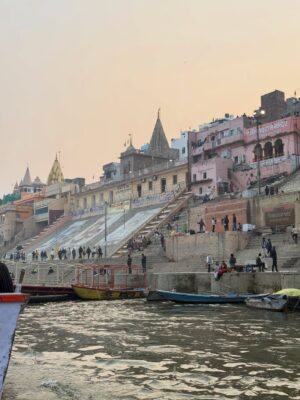 geetika bisht Instagram - Finding stillness in a city that never sleeps.
.
.
.
#banaras #banarasghat #varanasighats #beaut #aesthetic #fyp #explore #sukoon #love #explorepage✨ #insta