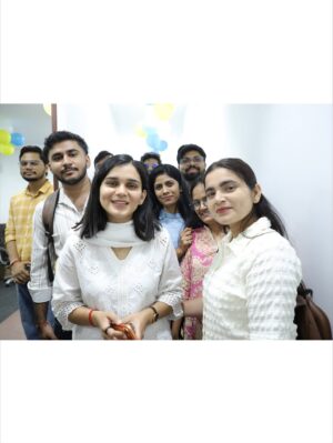 himanshi singh Instagram - Offline Classes की शुरुआत आप लोगों के साथ!🙏♥️
#letslearn
