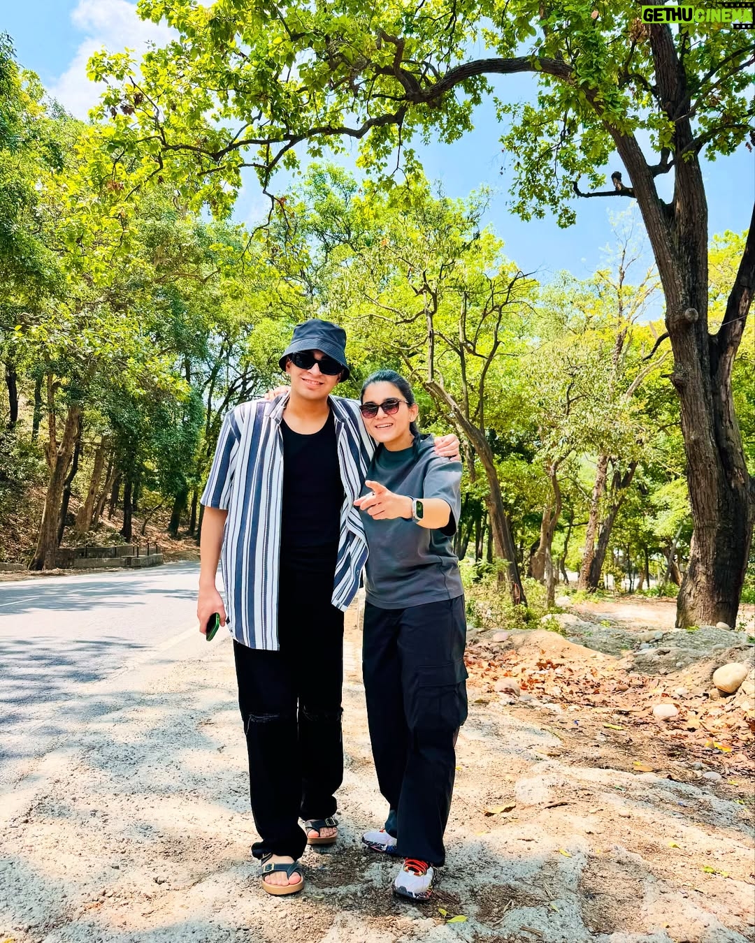 himanshi singh - 58.2K Likes - Mile by mile, laugh by laugh. 
#roadtrip🚙❤️
