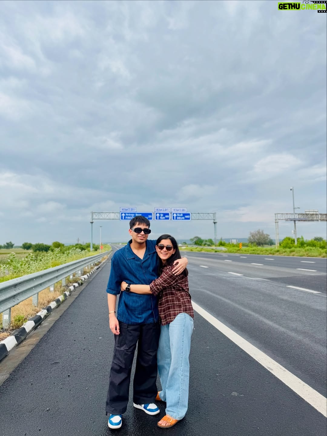 himanshi singh - 96.7K Likes - Road trips♥️