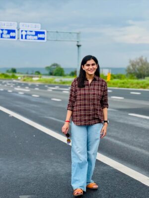 himanshi singh Instagram - Road trips♥️