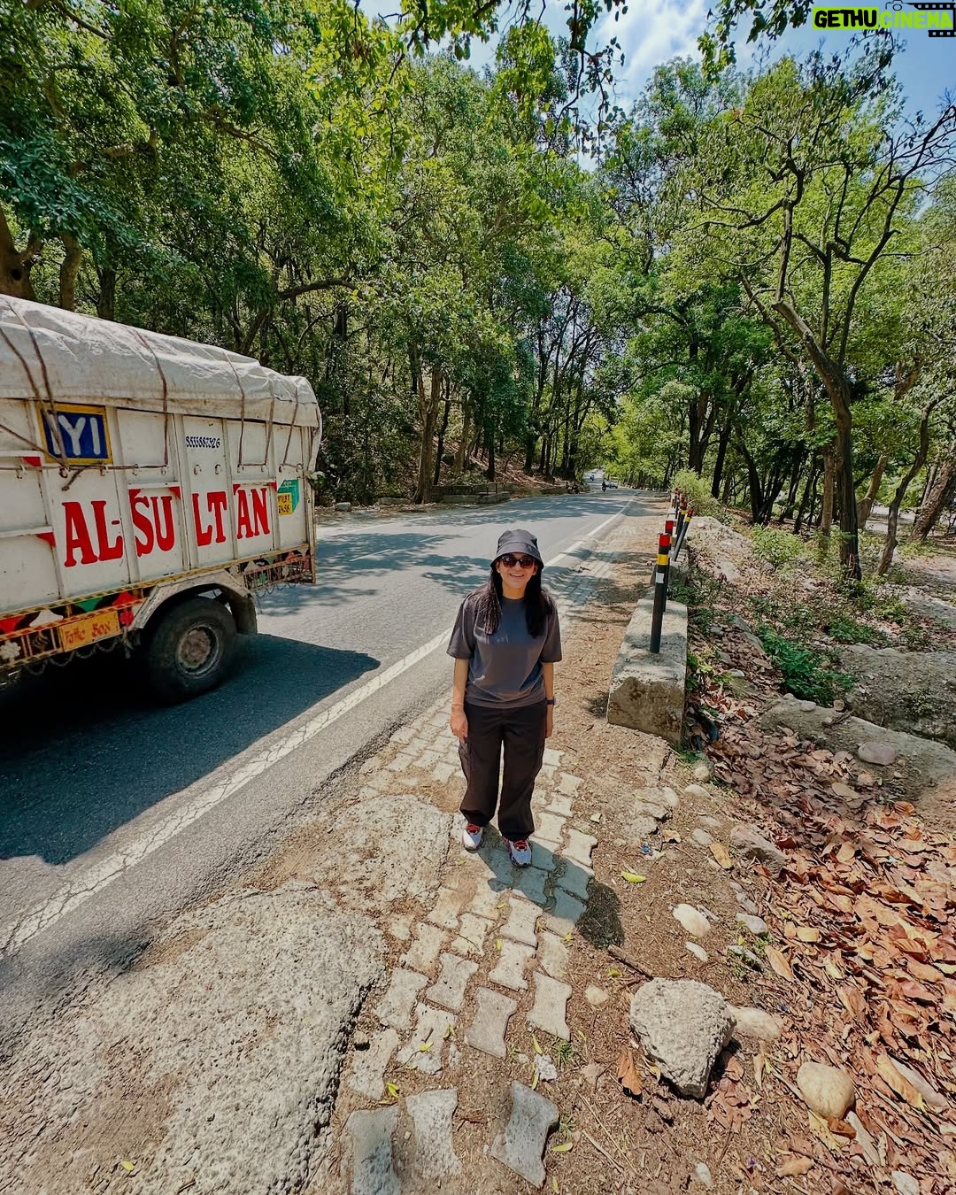 himanshi singh - 58.2K Likes - Mile by mile, laugh by laugh. 
#roadtrip🚙❤️