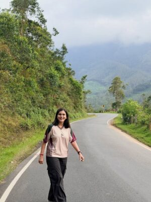 himanshi singh Instagram - वक़्त रहता नहीं कहीं टिक कर,
इसकी आदत भी आदमी सी है।
— गुलज़ार
Kerala💚