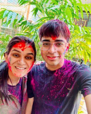 himanshi singh Instagram - कई सालों बाद तबीयत से होली खेल कर अच्छा लगा!🎨आपको और आपके परिवार को होली की हार्दिक शुभकामनाएँ! #happyholi