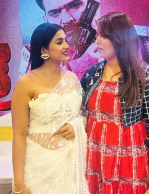 jhanvi R Instagram - ನಮ್ಮನ್ನ ನಮಗಿಂತ ಚೆನ್ನಾಗಿ ಅರ್ಥ ಮಾಡ್ಕೊಳ್ಳೋದು,
ನಮ್ಮ ಆಗುಹೋಗುಗಳಲ್ಲಿ ಜೊತೆಯಾಗಿಯೇ ನಿಲ್ಲೋದು…
ಬಿದ್ದಾಗ ಮೇಲೆತ್ತಿ, ಗೆದ್ದಾಗ ಬೆನ್ನುತಟ್ಟಿ,
ಸದಾ ಕಾಲ ನೆರಳಾಗಿ ಜೊತೆಯೇ ಇರೋ ಅದ್ಭುತ ಶಕ್ತಿ ಅಂದ್ರೆ — ಸ್ನೇಹಿತರು.
ನಮ್ಮ ಮುದ್ದು ಜಾನು ಬದುಕಲ್ಲಿ ಅಂತ ಸ್ನೇಹಿತೆ ಅಂದ್ರೆ — ನವ್ಯ!!
ಜಾನು ತೆರೆ ಮೇಲೆ ಮಿಂಚಿತ್ತಿದ್ರೆ,
ತೆರೆಮರೆಯಲ್ಲಿ ಅವರಿಗೆ ಶಕ್ತಿಯಾಗಿರುವ ನವ್ಯ ಅವರಿಗೆ
ಎಲ್ಲಾ ಜಾನು ಬೆಂಬಲಿಗರಿಂದ ತುಂಬು ಹೃದಯದ ಧನ್ಯವಾದಗಳು!! 💛
@colorskannada @jiohotstar
#bbk12 #biggboss #colorskannada #jiohotstarkannada #anchor #Jhanvi #friendshipgoals