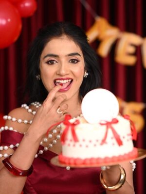 jhanvi R Instagram - Merry Christmas Shot By @arunkumar_portraits
Artist @thenameis_jhanvi
Makeover By @makeover_by_navya
Outfit Designer @vaidurya_designer
Cake @bakeurwish
Decor @celebratebro.in