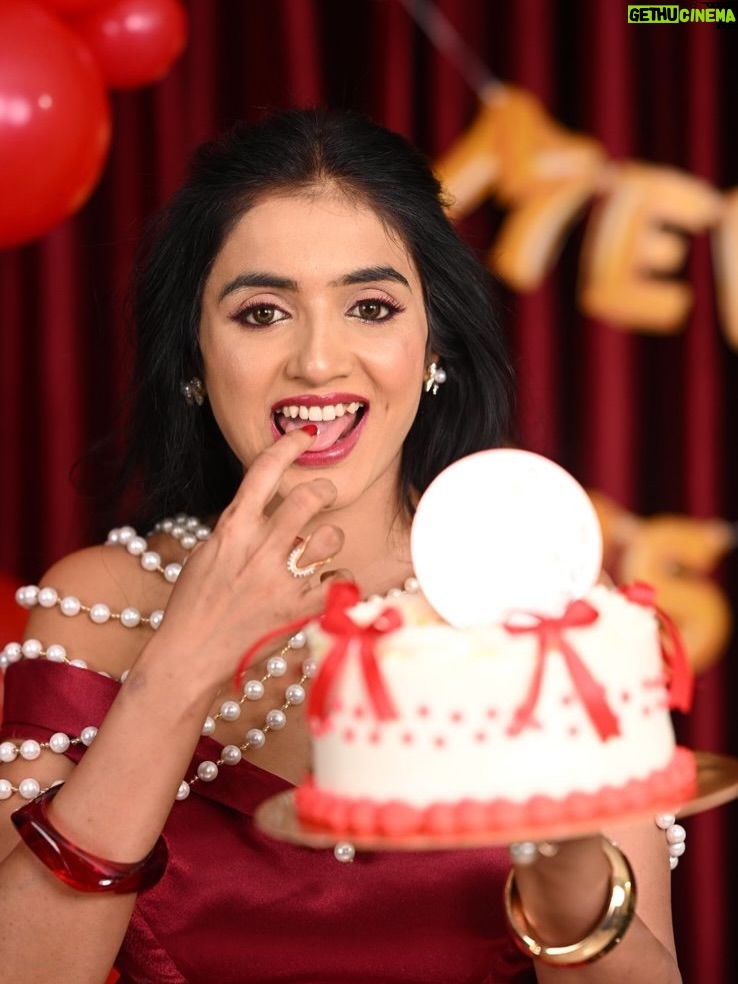 jhanvi R - 12K Likes - Merry Christmas Shot By @arunkumar_portraits 
Artist @thenameis_jhanvi 
Makeover By @makeover_by_navya 
Outfit Designer @vaidurya_designer 
Cake @bakeurwish 
Decor @celebratebro.in