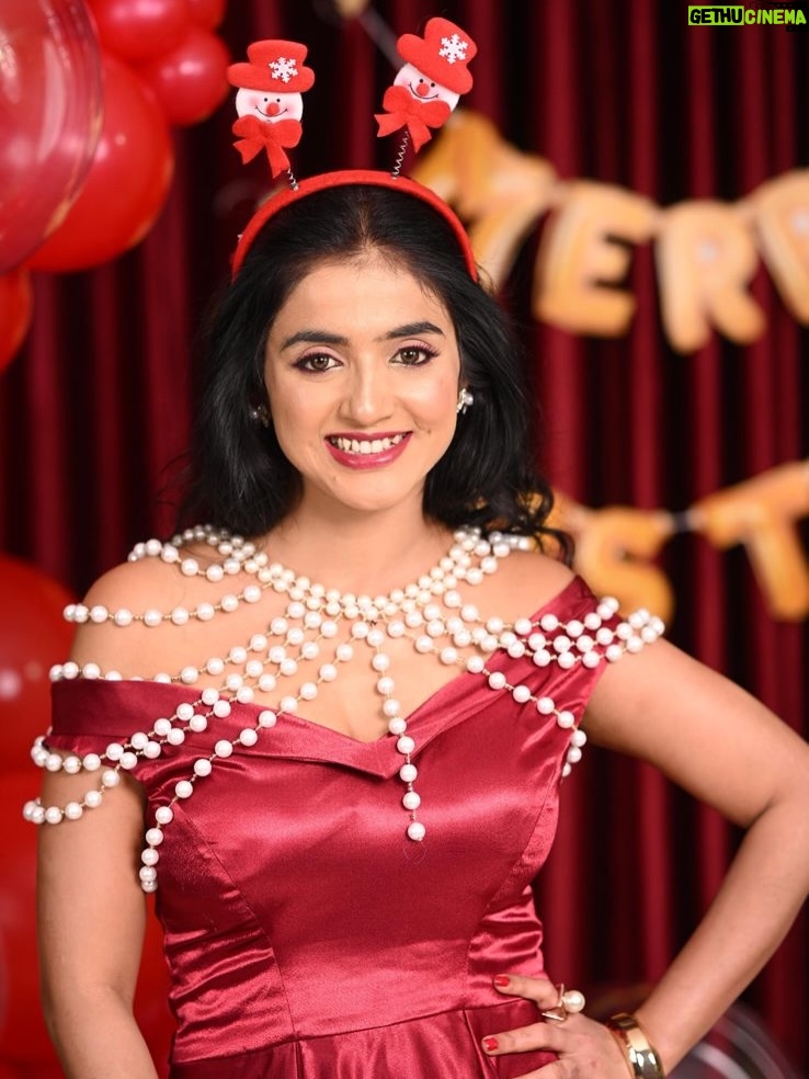 jhanvi R - 12K Likes - Merry Christmas Shot By @arunkumar_portraits 
Artist @thenameis_jhanvi 
Makeover By @makeover_by_navya 
Outfit Designer @vaidurya_designer 
Cake @bakeurwish 
Decor @celebratebro.in