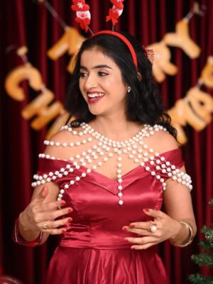 jhanvi R Instagram - Merry Christmas Shot By @arunkumar_portraits
Artist @thenameis_jhanvi
Makeover By @makeover_by_navya
Outfit Designer @vaidurya_designer
Cake @bakeurwish
Decor @celebratebro.in