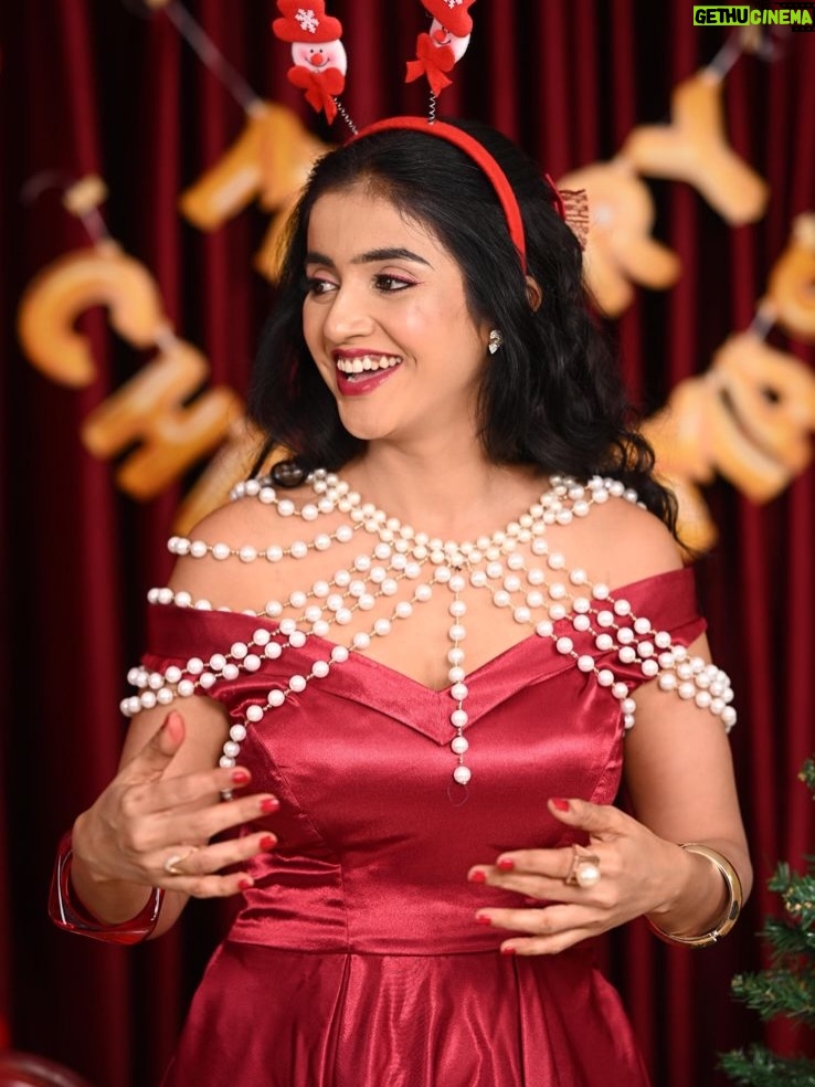 jhanvi R - 12K Likes - Merry Christmas Shot By @arunkumar_portraits 
Artist @thenameis_jhanvi 
Makeover By @makeover_by_navya 
Outfit Designer @vaidurya_designer 
Cake @bakeurwish 
Decor @celebratebro.in