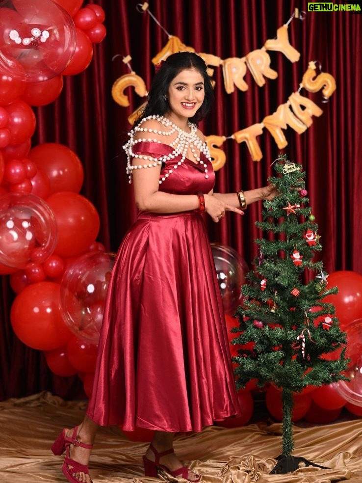 jhanvi R - 12K Likes - Merry Christmas Shot By @arunkumar_portraits 
Artist @thenameis_jhanvi 
Makeover By @makeover_by_navya 
Outfit Designer @vaidurya_designer 
Cake @bakeurwish 
Decor @celebratebro.in