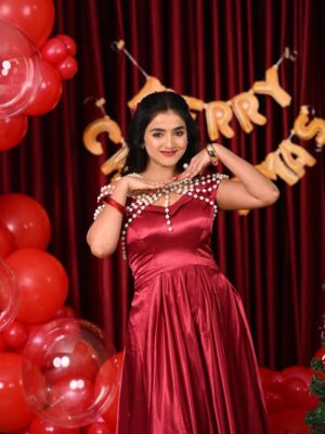 jhanvi R Instagram - Merry Christmas Shot By @arunkumar_portraits
Artist @thenameis_jhanvi
Makeover By @makeover_by_navya
Outfit Designer @vaidurya_designer
Cake @bakeurwish
Decor @celebratebro.in
