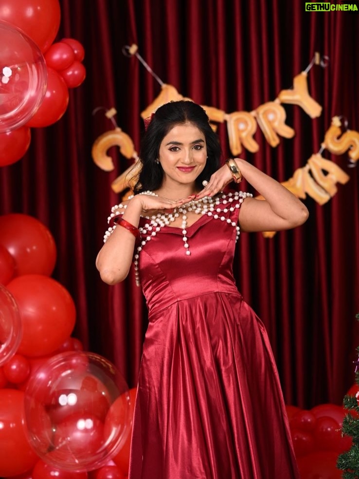 jhanvi R - 12K Likes - Merry Christmas Shot By @arunkumar_portraits 
Artist @thenameis_jhanvi 
Makeover By @makeover_by_navya 
Outfit Designer @vaidurya_designer 
Cake @bakeurwish 
Decor @celebratebro.in