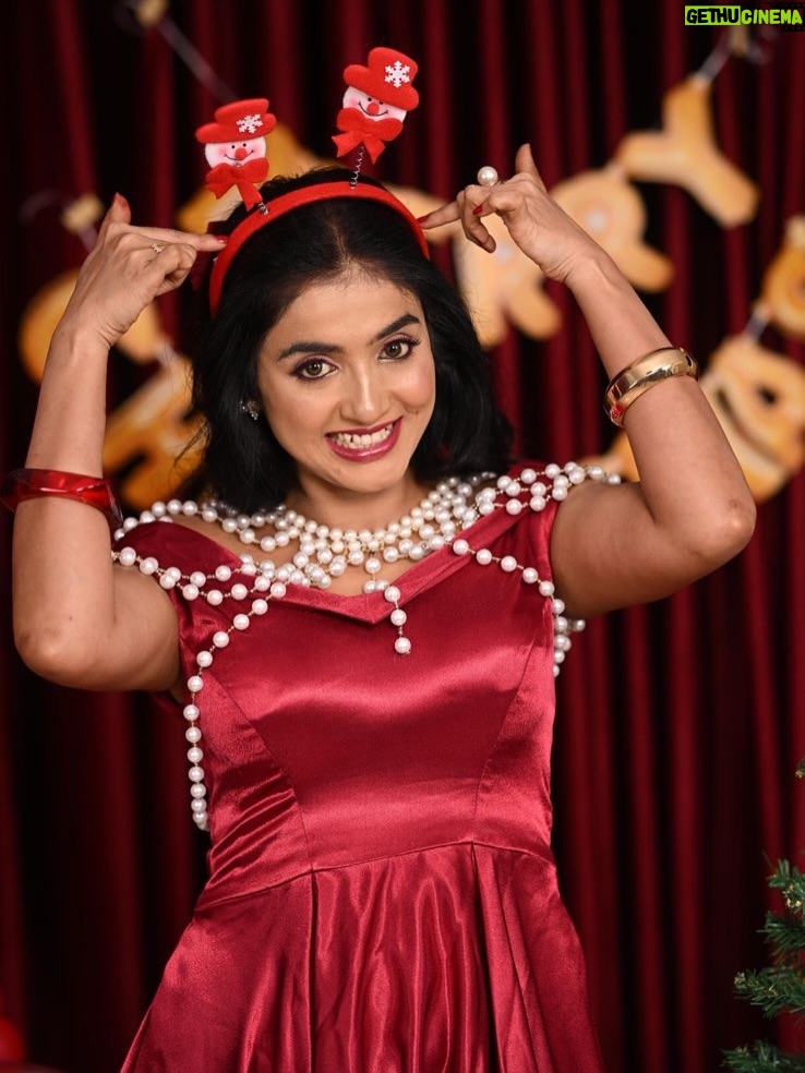 jhanvi R - 12K Likes - Merry Christmas Shot By @arunkumar_portraits 
Artist @thenameis_jhanvi 
Makeover By @makeover_by_navya 
Outfit Designer @vaidurya_designer 
Cake @bakeurwish 
Decor @celebratebro.in