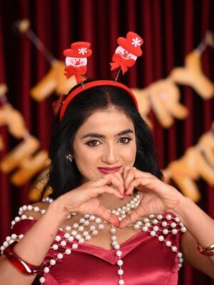 jhanvi R Instagram - Merry Christmas Shot By @arunkumar_portraits
Artist @thenameis_jhanvi
Makeover By @makeover_by_navya
Outfit Designer @vaidurya_designer
Cake @bakeurwish
Decor @celebratebro.in