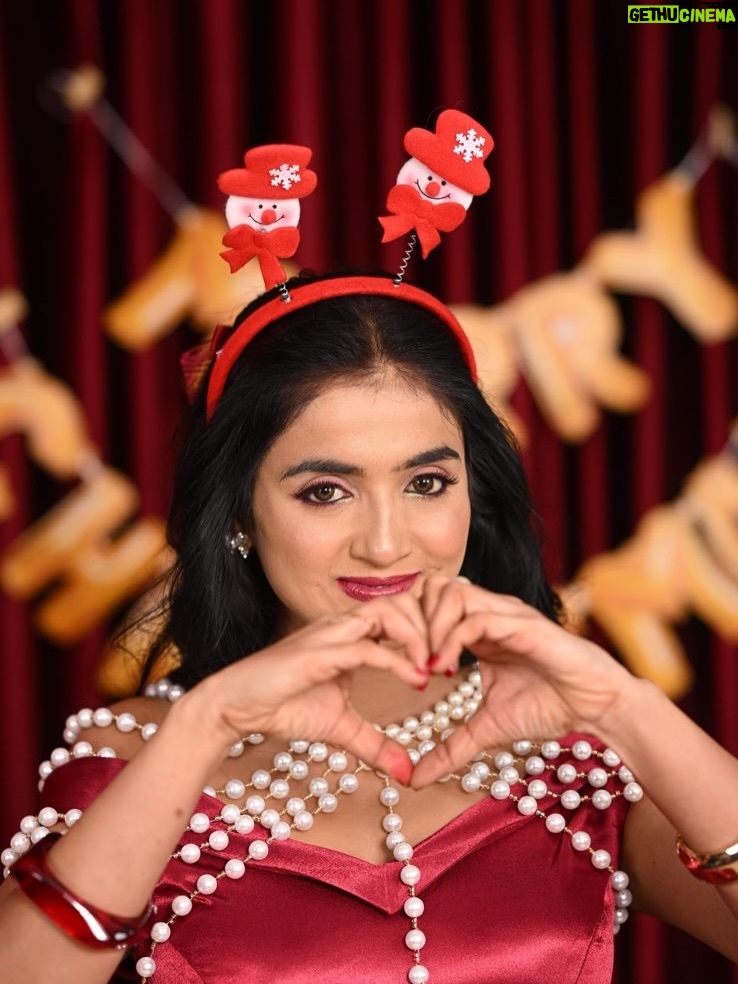 jhanvi R - 12K Likes - Merry Christmas Shot By @arunkumar_portraits 
Artist @thenameis_jhanvi 
Makeover By @makeover_by_navya 
Outfit Designer @vaidurya_designer 
Cake @bakeurwish 
Decor @celebratebro.in