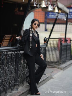 jhanvi R Instagram - Suit up, speak up Ishtaa by Manasa is introducing their new power suit designed for the woman who isn’t afraid to take up space.
Tag a woman who’s building her empire🤞
Shoot plan and styling @tisismansa
Professional designer boutique @ishtaa_by_manasa
Shoot plan and styling @tisismansa
Hairstyle , beautiful make up done by @makeover_by_navya
Passionate photography @_.a.s_photography
#jhanvi #jhanvianchor #jhanviartist #heroine #nannammasuperstar #gichigiligili #majacafe #saviruchi #bigboss12 #bigbossseason12 #bigbosskannada #newsanchor #journalist #janu