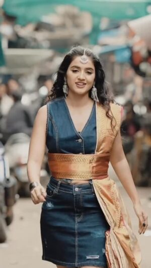 jhanvi R Instagram - Stay in your lane; mine is too fast for you. 🤑🤫🤠🫢🙀🤪😍🥰☺️🧟😄😇🤣🥳🤩👻🤑🙀
Styling and shoot plan @tisismansa
Wardrobe courtesy @ishtaa_by_manasa
Mua and hairstyle and saree drape@makeover_by_navya
Videography @_a_s_photogrphy
#jhanvi #jhanvianchor #jhanviartist #heroine #nannammasuperstar #gichigiligili #majacafe #saviruchi #bigboss12 #bigbossseason12 #bigbosskannada #newsanchor #journalist #janu #mark #kicchasudeepa #markkannadamovie #nishvikanaidu #markkannadamovie