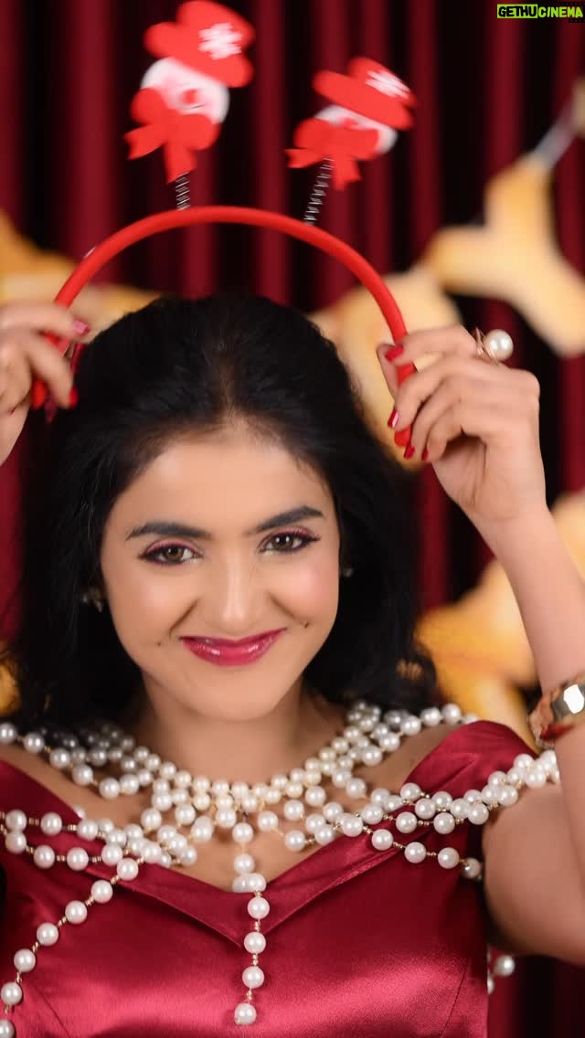 jhanvi R - 4.5K Likes - Believe in magic of Christmas 🤶 🎅 🇨🇽 🔔 🌲 🧑‍🎄 

Mua and hairstyle @makeover_by_navya 

Videography and edit @arunkumar_portraits 

Costume designer @vaidurya_designer 

Cute and tasty cake by @bakeurwish 

Decoration @celebratebro.in 

#jhanvi #jhanvianchor #jhanviartist #heroine #nannammasuperstar #gichigiligili #majacafe #saviruchi #bigboss12 #bigbossseason12 #bigbosskannada #newsanchor #journalist #janu