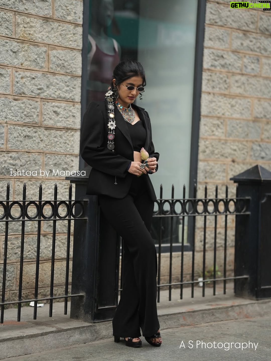 jhanvi R - 11.1K Likes - Suit up, speak up Ishtaa by Manasa is introducing their new power suit designed for the woman who isn’t afraid to take up space. 

Tag a woman who’s building her empire🤞
Shoot plan and styling @tisismansa 

Professional designer boutique @ishtaa_by_manasa 

Shoot plan and styling @tisismansa 

Hairstyle , beautiful make up done by @makeover_by_navya

Passionate photography @_.a.s_photography 

#jhanvi #jhanvianchor #jhanviartist #heroine #nannammasuperstar #gichigiligili #majacafe #saviruchi #bigboss12 #bigbossseason12 #bigbosskannada #newsanchor #journalist #janu