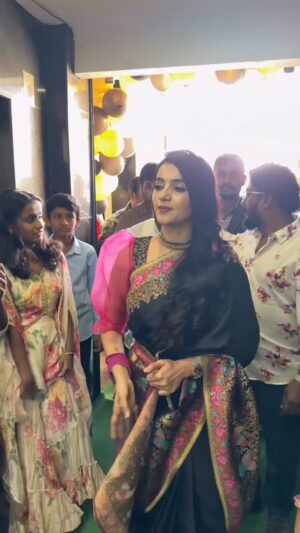 jhanvi R Instagram - @ruchi_messmysore inauguration at Kushalanagar … 💐💐💐🤍🤍🩷 loved the tasty food … congratulations and all the best @ruchi_messmysore 💐💐🤍🫶
Mua @makeover_by_navya
Costume designer @pusp_kala
#jhanvi #jhanvianchor #jhanviartist #heroine #nannammasuperstar #gichigiligili #majacafe #saviruchi #bigboss12 #bigbossseason12 #bigbosskannada #newsanchor #journalist #janu