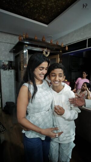jhanvi R Instagram - ಇದ್ದಷ್ಟು ದಿನ ಪ್ರಬಲವಾಗಿ ಆಡಿ, ಎಲ್ಲಾ ಏಳು-ಬೀಳುಗಳನ್ನು ದಾಟಿ,
ನಗು-ನಗುತ್ತಲೇ ಮರಳಿ ತನ್ನ ಗೂಡಿಗೆ ಸೇರಿದ ಜಾನುಗೆ ಸಿಕ್ಕಿತು
ಮನೆಯವರಿಂದ ಅಕ್ಕರೆಯ ಸ್ವಾಗತ !!❤️
@colorskannadaofficial Thankyou for all the oppurtunities😍
Cake by: @bakeurwish
Decor: @ase_a_solution_for_events
VC: @happeningpixels