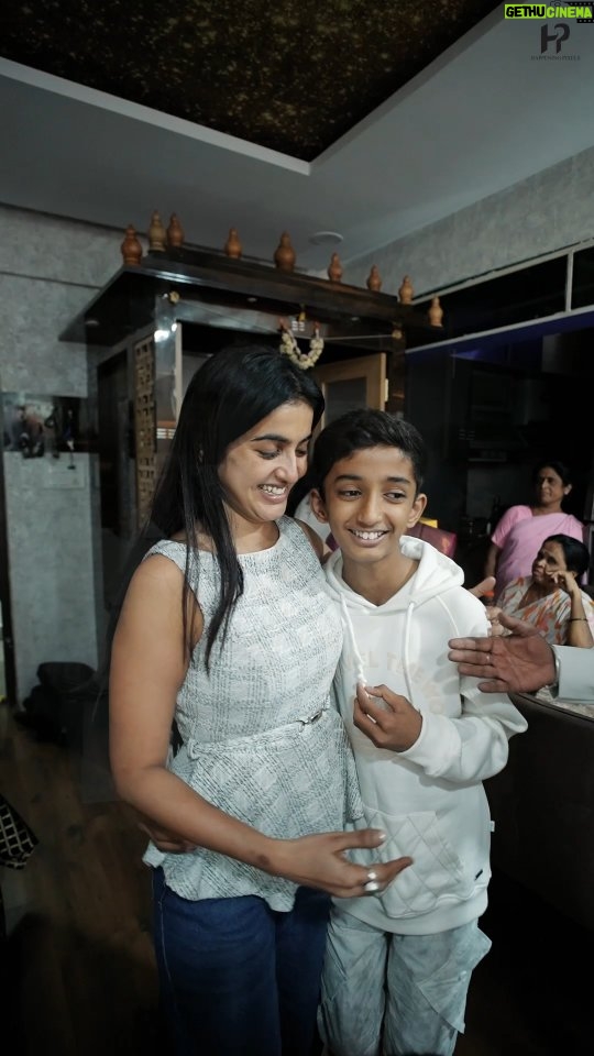 jhanvi R - 39.4K Likes - ಇದ್ದಷ್ಟು ದಿನ ಪ್ರಬಲವಾಗಿ ಆಡಿ, ಎಲ್ಲಾ ಏಳು-ಬೀಳುಗಳನ್ನು ದಾಟಿ,
ನಗು-ನಗುತ್ತಲೇ ಮರಳಿ ತನ್ನ ಗೂಡಿಗೆ ಸೇರಿದ ಜಾನುಗೆ ಸಿಕ್ಕಿತು
ಮನೆಯವರಿಂದ ಅಕ್ಕರೆಯ ಸ್ವಾಗತ !!❤️

@colorskannadaofficial Thankyou for all the oppurtunities😍

Cake by: @bakeurwish 
Decor: @ase_a_solution_for_events 
VC: @happeningpixels