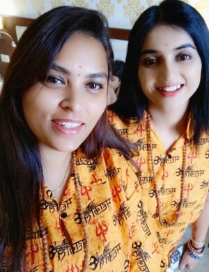 jhanvi R Instagram - ನಮ್ಮನ್ನ ನಮಗಿಂತ ಚೆನ್ನಾಗಿ ಅರ್ಥ ಮಾಡ್ಕೊಳ್ಳೋದು,
ನಮ್ಮ ಆಗುಹೋಗುಗಳಲ್ಲಿ ಜೊತೆಯಾಗಿಯೇ ನಿಲ್ಲೋದು…
ಬಿದ್ದಾಗ ಮೇಲೆತ್ತಿ, ಗೆದ್ದಾಗ ಬೆನ್ನುತಟ್ಟಿ,
ಸದಾ ಕಾಲ ನೆರಳಾಗಿ ಜೊತೆಯೇ ಇರೋ ಅದ್ಭುತ ಶಕ್ತಿ ಅಂದ್ರೆ — ಸ್ನೇಹಿತರು.
ನಮ್ಮ ಮುದ್ದು ಜಾನು ಬದುಕಲ್ಲಿ ಅಂತ ಸ್ನೇಹಿತೆ ಅಂದ್ರೆ — ನವ್ಯ!!
ಜಾನು ತೆರೆ ಮೇಲೆ ಮಿಂಚಿತ್ತಿದ್ರೆ,
ತೆರೆಮರೆಯಲ್ಲಿ ಅವರಿಗೆ ಶಕ್ತಿಯಾಗಿರುವ ನವ್ಯ ಅವರಿಗೆ
ಎಲ್ಲಾ ಜಾನು ಬೆಂಬಲಿಗರಿಂದ ತುಂಬು ಹೃದಯದ ಧನ್ಯವಾದಗಳು!! 💛
@colorskannada @jiohotstar
#bbk12 #biggboss #colorskannada #jiohotstarkannada #anchor #Jhanvi #friendshipgoals