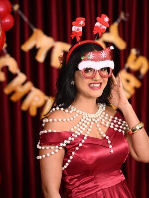 jhanvi R Instagram - Merry Christmas Shot By @arunkumar_portraits
Artist @thenameis_jhanvi
Makeover By @makeover_by_navya
Outfit Designer @vaidurya_designer
Cake @bakeurwish
Decor @celebratebro.in