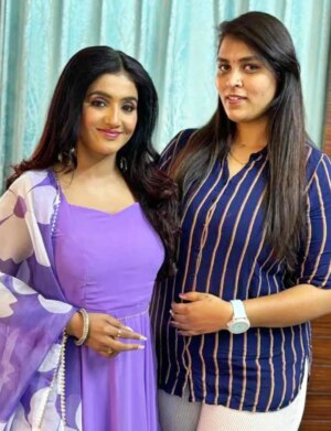 jhanvi R Instagram - ನಮ್ಮನ್ನ ನಮಗಿಂತ ಚೆನ್ನಾಗಿ ಅರ್ಥ ಮಾಡ್ಕೊಳ್ಳೋದು,
ನಮ್ಮ ಆಗುಹೋಗುಗಳಲ್ಲಿ ಜೊತೆಯಾಗಿಯೇ ನಿಲ್ಲೋದು…
ಬಿದ್ದಾಗ ಮೇಲೆತ್ತಿ, ಗೆದ್ದಾಗ ಬೆನ್ನುತಟ್ಟಿ,
ಸದಾ ಕಾಲ ನೆರಳಾಗಿ ಜೊತೆಯೇ ಇರೋ ಅದ್ಭುತ ಶಕ್ತಿ ಅಂದ್ರೆ — ಸ್ನೇಹಿತರು.
ನಮ್ಮ ಮುದ್ದು ಜಾನು ಬದುಕಲ್ಲಿ ಅಂತ ಸ್ನೇಹಿತೆ ಅಂದ್ರೆ — ನವ್ಯ!!
ಜಾನು ತೆರೆ ಮೇಲೆ ಮಿಂಚಿತ್ತಿದ್ರೆ,
ತೆರೆಮರೆಯಲ್ಲಿ ಅವರಿಗೆ ಶಕ್ತಿಯಾಗಿರುವ ನವ್ಯ ಅವರಿಗೆ
ಎಲ್ಲಾ ಜಾನು ಬೆಂಬಲಿಗರಿಂದ ತುಂಬು ಹೃದಯದ ಧನ್ಯವಾದಗಳು!! 💛
@colorskannada @jiohotstar
#bbk12 #biggboss #colorskannada #jiohotstarkannada #anchor #Jhanvi #friendshipgoals