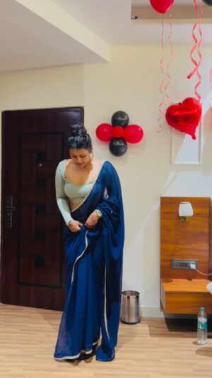 khushi Gupta Instagram - Canāt get over the last clip, š§æ ā¤ļøāš„
.
.
.
.
.
#saree #reels #reelsinstagram