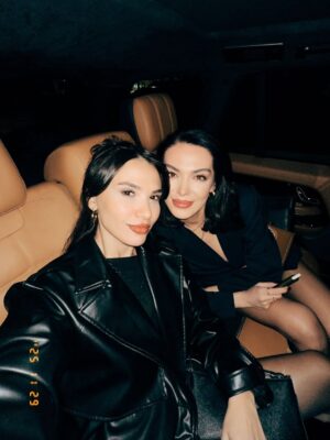 İlayda Aydın Instagram - Baştan sona dump akımına uyalım dedim💃🏻
Kocaman bir yıl bitti ve hepimizi baya bir zorladı bence.Burda olan,olamayan tüm sevdiklerim 2026’da daha çok foti çekilelim😎 Bu yıl umarım hepimize önce huzur sonra tüm kalbimizden geçen güzellikleri getirsin “2026 öyle güzel bir yıl oldu ki unutamadım” dedirtsin. Biliyorum hepimizin buna ihtiyacı vaaaar. Benim hâlâ umudum var 🐰🙏🏻 Hepiniz hep var olun bu yıl da yamacımda olun hepinizi çoook seviyorum♥️ #2025dump #byebye2025