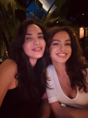İlayda Aydın Instagram - Baştan sona dump akımına uyalım dedim💃🏻
Kocaman bir yıl bitti ve hepimizi baya bir zorladı bence.Burda olan,olamayan tüm sevdiklerim 2026’da daha çok foti çekilelim😎 Bu yıl umarım hepimize önce huzur sonra tüm kalbimizden geçen güzellikleri getirsin “2026 öyle güzel bir yıl oldu ki unutamadım” dedirtsin. Biliyorum hepimizin buna ihtiyacı vaaaar. Benim hâlâ umudum var 🐰🙏🏻 Hepiniz hep var olun bu yıl da yamacımda olun hepinizi çoook seviyorum♥️ #2025dump #byebye2025