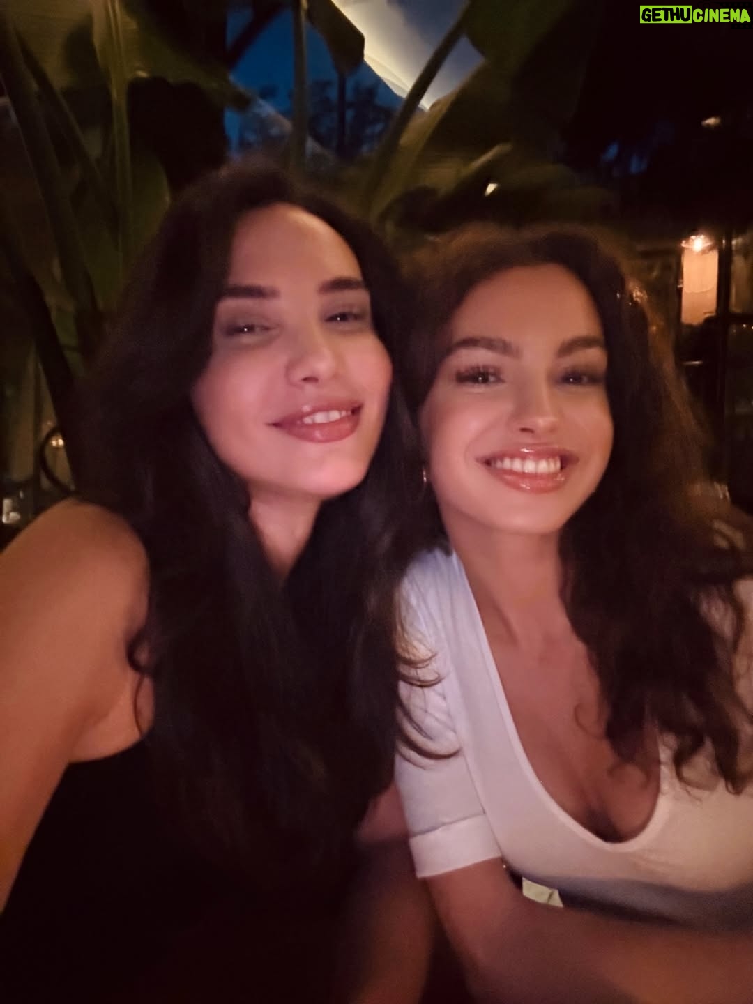 İlayda Aydın - 2.8K Likes - Baştan sona dump akımına uyalım dedim💃🏻
Kocaman bir yıl bitti ve hepimizi baya bir zorladı bence.Burda olan,olamayan tüm sevdiklerim 2026’da daha çok foti çekilelim😎 Bu yıl umarım hepimize önce huzur sonra tüm kalbimizden geçen güzellikleri getirsin “2026 öyle güzel bir yıl oldu ki unutamadım” dedirtsin. Biliyorum hepimizin buna ihtiyacı vaaaar. Benim hâlâ umudum var 🐰🙏🏻 Hepiniz hep var olun bu yıl da yamacımda olun hepinizi çoook seviyorum♥️ #2025dump #byebye2025