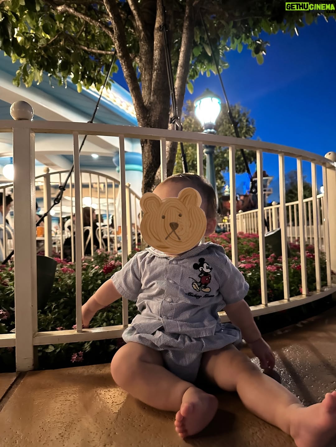 mako - 26.4K Likes - 坊や、初ディズニー。🐭🏰

ちょっとずつ同じものを食べたり
同じ景色を見て、楽しいね〜って共有できるようになっていくのが
とてもとても嬉しいです🧚‍♂️
そんな瞬間をこれからも沢山刻んでいこうZE