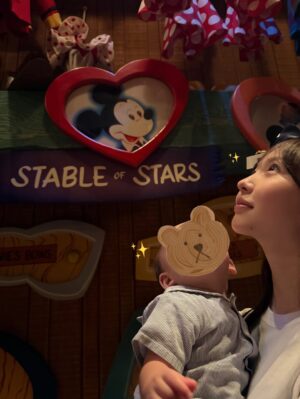 mako Instagram - 坊や、初ディズニー。🐭🏰

ちょっとずつ同じものを食べたり
同じ景色を見て、楽しいね〜って共有できるようになっていくのが
とてもとても嬉しいです🧚‍♂️
そんな瞬間をこれからも沢山刻んでいこうZE