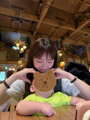 mako Instagram - 坊や、初ディズニー。🐭🏰

ちょっとずつ同じものを食べたり
同じ景色を見て、楽しいね〜って共有できるようになっていくのが
とてもとても嬉しいです🧚‍♂️
そんな瞬間をこれからも沢山刻んでいこうZE