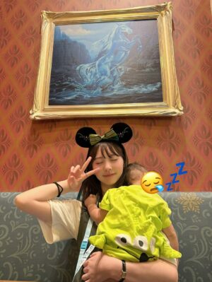 mako Instagram - 坊や、初ディズニー。🐭🏰

ちょっとずつ同じものを食べたり
同じ景色を見て、楽しいね〜って共有できるようになっていくのが
とてもとても嬉しいです🧚‍♂️
そんな瞬間をこれからも沢山刻んでいこうZE
