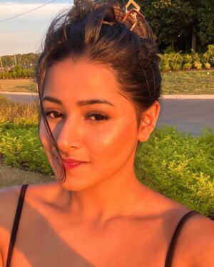 monisha Vijaykumar Instagram - Golden hour 🌕