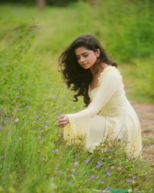 nethra gowdaa Instagram - Vibes speaks louder 🌼

Captured by: @clicksbyatanu ✨