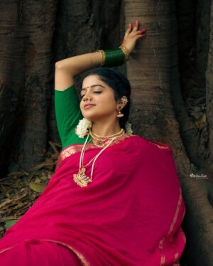 nethra gowdaa Instagram - ನೀ ನಗಲು ಹೂ ಬಿರಿದಂತೆ 🪷🙈♥️

Click📸: @joshi___photography____ 
In frame: @nethra_gowdaa 
.
.
..#instagram #reelsinstagram #reelit #fyp #bhfyp#vintageshots#udupiphotographer
#trending #trendingreels #trendingsongs
#trendingaudio #trendingnow #aesthetics
#aestheticreels #aestheticedits #traditional
#saree#bharatanatyamphotography#keralaphotographers#kannurphotographers#themesphotography
#indiantrasitionalwear#bengaluruphotographers#explore#trendingpost#lightroom#joshiphotography#reelsviral#trendingreels