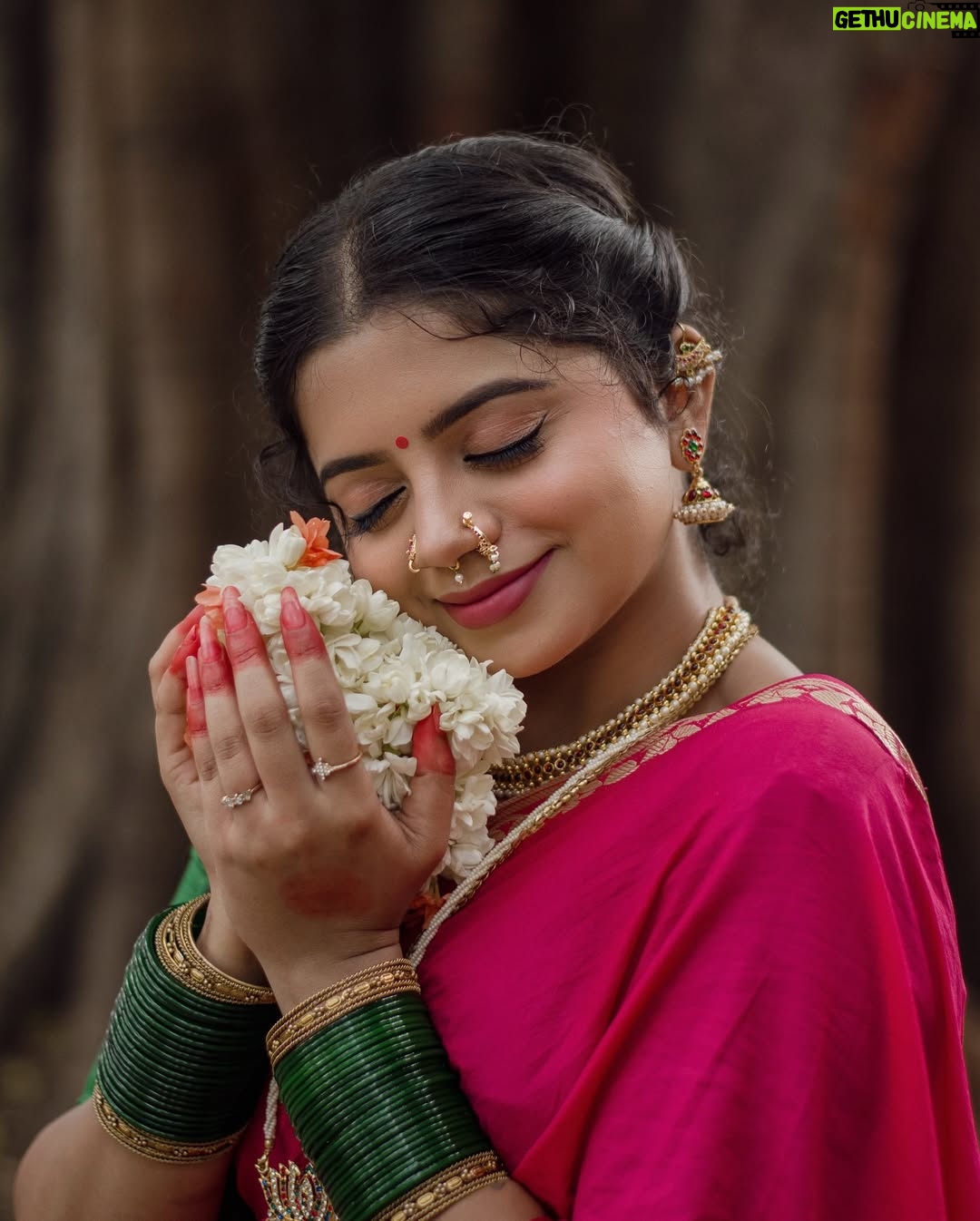 nethra gowdaa - 15.1K Likes - ನೀ ನಗಲು ಹೂ ಬಿರಿದಂತೆ 🪷🙈♥️

Click📸: @joshi___photography____ 
In frame: @nethra_gowdaa 
.
.
..#instagram #reelsinstagram #reelit #fyp #bhfyp#vintageshots#udupiphotographer
#trending #trendingreels #trendingsongs
#trendingaudio #trendingnow #aesthetics
#aestheticreels #aestheticedits #traditional
#saree#bharatanatyamphotography#keralaphotographers#kannurphotographers#themesphotography
#indiantrasitionalwear#bengaluruphotographers#explore#trendingpost#lightroom#joshiphotography#reelsviral#trendingreels