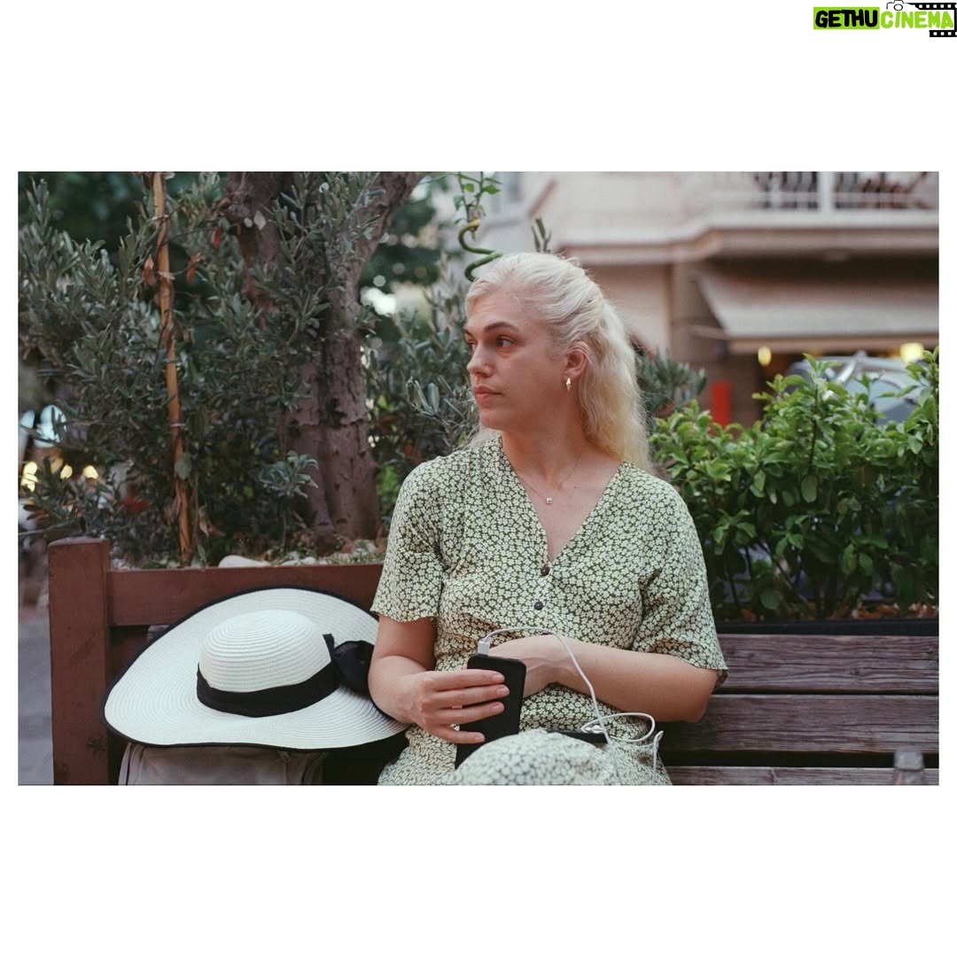 İpek Erdem - 1.6K Likes - Bugünlerde ben, 
Hafta içi her sabah yogaya;
Her çarşamba @catidans ta @funflows_a gidiyorum. 
Tatilde daha çok yorulduğum için İstanbul’da evimde dinleniyorum. Çok iyi geliyor. Bir ara dört gün temiz bir denize girmem yeter.
Diyet yapıyorum.
Genelde çok yakınlarımla görüşüyorum. 
İş görüşmeleri yapıyorum. 
Metin okuyorum.
Incık, cıncık ev işleri ile ilgileniyorum.
Evde daha çok şey yaptığım zamanlar geçiriyorum.
Ülkenin durumundan fena halde kaygılandığım günler acil durum çikolatası, ya sokağa çıkma ya da “Sex and the City” tedavisi uyguluyorum.
Tüm bunlar yeni sezona hazırlık. 

Foto credit: 
Yeşil elbiseli olanlar @hakanmortas
Funflows fotoğrafları Ömer K. Yükseker
🙏🏼🌸