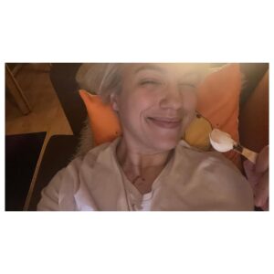 İpek Erdem Instagram - Bugünlerde ben, 
Hafta içi her sabah yogaya;
Her çarşamba @catidans ta @funflows_a gidiyorum. 
Tatilde daha çok yorulduğum için İstanbul’da evimde dinleniyorum. Çok iyi geliyor. Bir ara dört gün temiz bir denize girmem yeter.
Diyet yapıyorum.
Genelde çok yakınlarımla görüşüyorum. 
İş görüşmeleri yapıyorum. 
Metin okuyorum.
Incık, cıncık ev işleri ile ilgileniyorum.
Evde daha çok şey yaptığım zamanlar geçiriyorum.
Ülkenin durumundan fena halde kaygılandığım günler acil durum çikolatası, ya sokağa çıkma ya da “Sex and the City” tedavisi uyguluyorum.
Tüm bunlar yeni sezona hazırlık. 

Foto credit: 
Yeşil elbiseli olanlar @hakanmortas
Funflows fotoğrafları Ömer K. Yükseker
🙏🏼🌸
